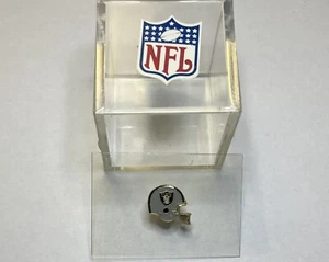 Vintage 90's OAKLAND LA RAIDERS TIE TACK NEW Old Stock Original Collector Box - Picture 1 of 3