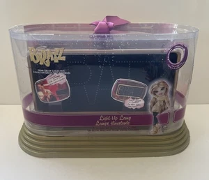 Vtg Bratz Light Up Lamp Home Decor Collection Black Velvet Sign Open Box Tested - Foto 1 di 18