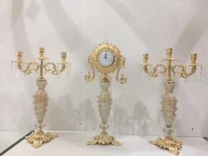 TRIS CANDELIERE A 3 E OROLOGIO DA TAVOLO ORO CON CRISTALLI IN OTTONE E VETRO - Imagen 1 de 5