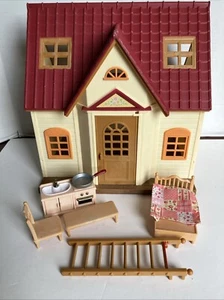 Calico Critters Sylvanian Family Cottage Accogliente con Mobili in Foto Acc - Foto 1 di 11