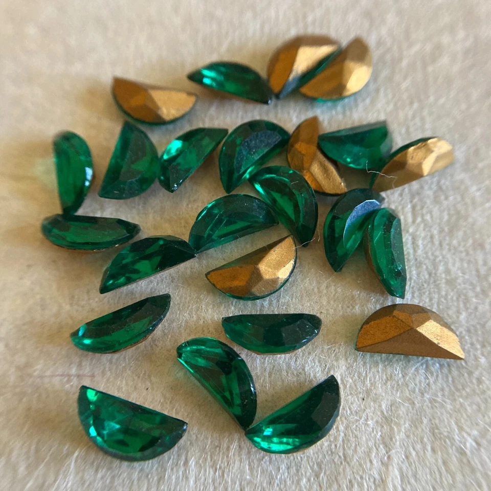 AM1198 Vintage glass stones 10x5mm half round emerald faceted gold foil (24) - Image 1 of 1
