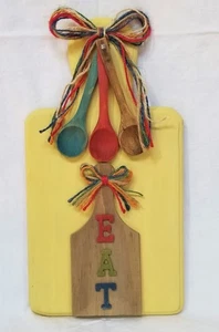 Tablas de cortar y cucharas artesanales de madera para decoración de pared de cocina - Imagen 1 de 3