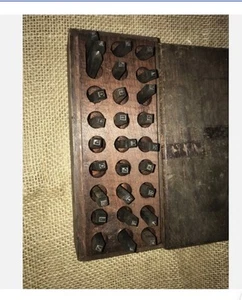 28er Set Mathews Metall Stanzbuchstaben in Holzbox Vintage 1/16 komplett? - Bild 1 von 9