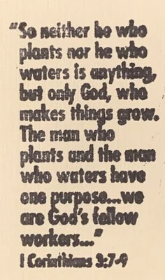 Винтажный резиновый штамп религиозная Библия 1 Коринфянам 3:7-9 ни тот, кто сажает - Изображение 1 из 2