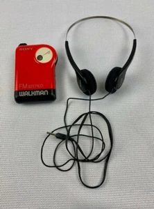 Walkman estéreo Sony FM vintage con auriculares Sony. Rojo y negro. Clip para cinturón - Imagen 1 de 4