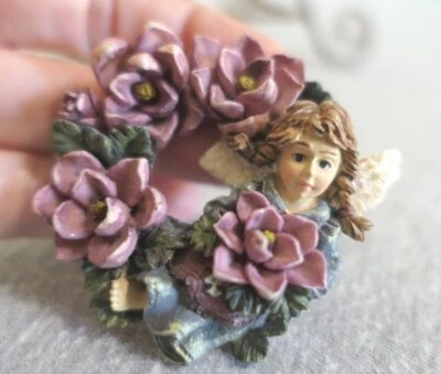 Broche prendedor corona de rosas púrpura cerámica con insignia ángel Cupido 2,5" W Foto 1 de 3