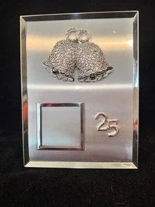 Marco de fotos de colección 25 aniversario 2x2 espacio de fotos plateado tiene caja de música Swank - Imagen 1 de 10