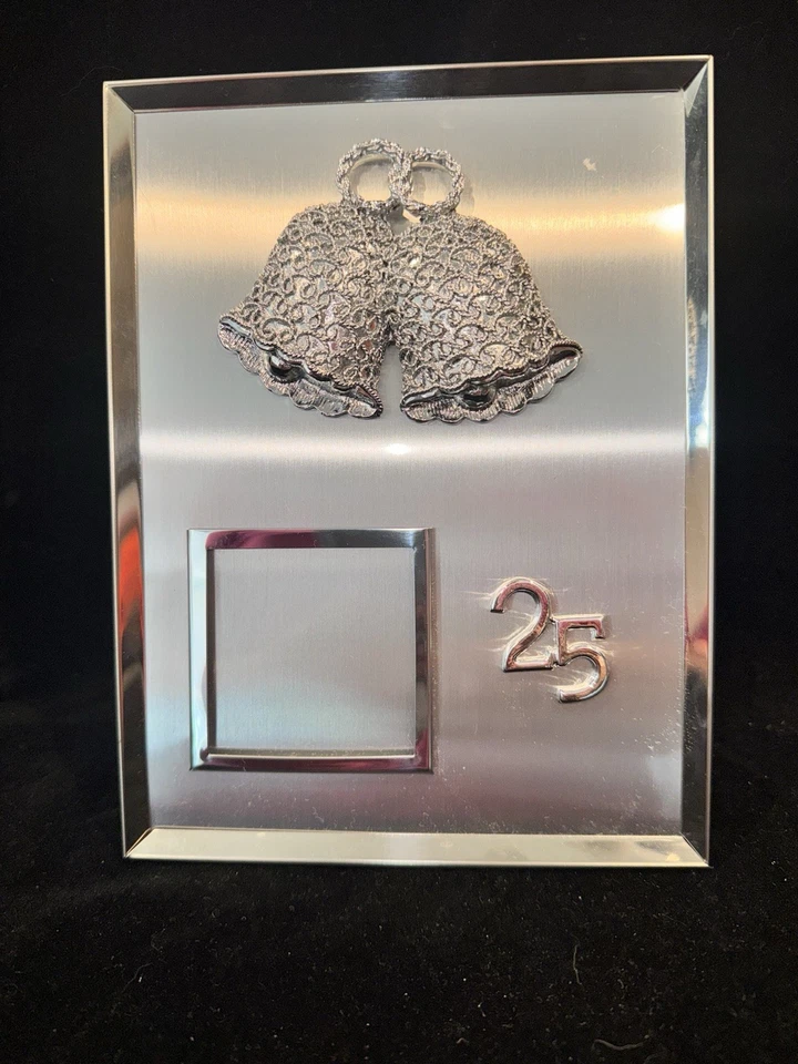 Marco de fotos de colección 25 aniversario 2x2 espacio de fotos plateado tiene caja de música Swank Foto 1 de 4