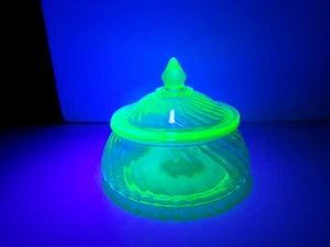Vintage Green Uranium Depression Glass Swirl Pattern Lidded Candy Dish Vaseline - Picture 1 of 13