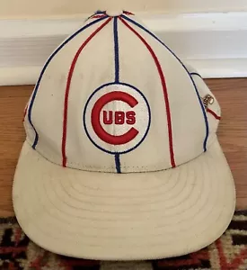 Cappello Chicago Cubs Cap Cooperstown Collection American Needle a righe rosso bianco blu - Foto 1 di 7