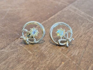 Vintage Ohrringe mit Schraubverschluss Strass silberfarben Schleife sieht aus wie Blütenblätter  - Bild 1 von 12