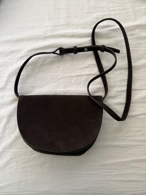 Bandolera de gamuza COS en marrón oscuro Foto 1 de 4