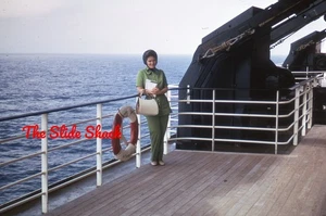 Mujer en cubierta barco transatlántico Queen Elizabeth 2 QE2 1974 Kodachrome 35 mm extensión - Imagen 1 de 1