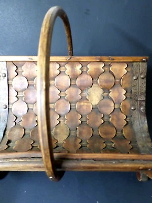 Maravilloso estante de revista vintage de bambú y ratán con detalle de metal, hoja tejida  Foto 1 de 4