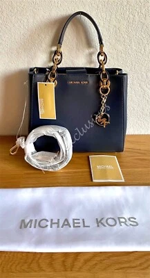 Nuevo con etiquetas Bolso Bandolera Michael Kors “Cynthia” Pequeño Elegante Azul Almirante Precio de venta sugerido por el fabricante: $298 Foto 1 de 4