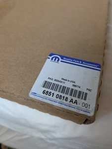 20-24 JEEP WRANGLER JL GUARDABARROS DELANTERO RECONOCIMIENTO BANDERA CALCOMANÍA IZQUIERDA NUEVO MOPAR 68510818AA - Imagen 1 de 2