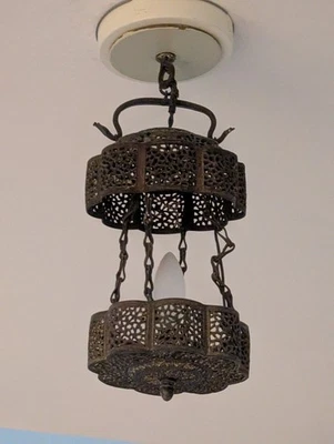 Lámpara colgante de filigrana de metal estilo marroquí de 2 niveles con ornamentación de cabeza de serpiente Foto 1 de 4