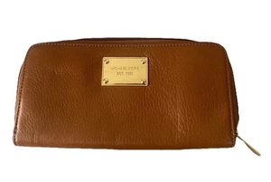Cartera para mujer Michael Kors cuero marrón castaño con placa dorada cremallera completa - Imagen 1 de 5