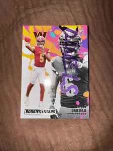 2024 Panini Rookies & Stars - Esordiente Esclusiva Jayden Daniels #RE-JDS (RC) - Foto 1 di 4