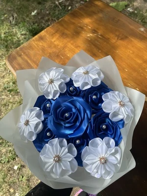 Ramo floral de cinta de seda azul y blanco hecho a mano con detalles de perlas Foto 1 de 4