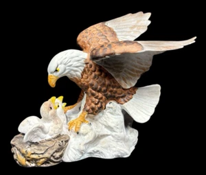 Estatuilla de águila de porcelana vintage usada en excelente estado alimentando a sus bebés en el nido - Imagen 1 de 6