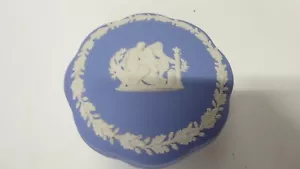 WEDGWOOD JASPER WARE BLUE CERAMIC LIDDED DISH CLASSICAL ROMAN SCENE - Picture 1 of 4