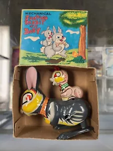 Vintage SPRINGENDES KANINCHEN MIT BABY Aufziehblech Spielzeug Japan Mikuni funktioniert lesen - Bild 1 von 9