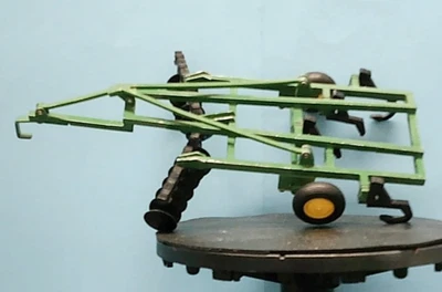 ERTL - JOHN DEERE - GRADA DE DISCOS DE SUBSUELO DE 5 VÁSTAGOS - HERRAMIENTA DE REMOLQUE AGRÍCOLA - FUNDIDO A PRESIÓN Foto 1 de 4