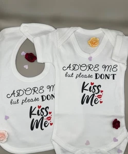 Baby Weste/Body Lätzchen Geschenkset Adore Me But Please Don't Kiss Me Lustig Unikat - Bild 1 von 11