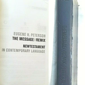 THE MESSAGE REMIX THE BIBLE IN CONTEMPORARY LANGUAGE EUGENE PETERSON BLUE - Picture 1 of 11