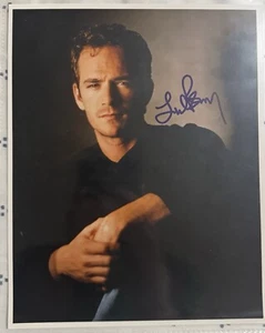 LUKE PERRY SIGNED COLOR 8x10 FOTO / SIGNED IN PERSON TOP ZUSTAND - Bild 1 von 2