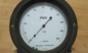 MIDWEST INSTRUMENT 109ME-05-(FU)O PRESSURE GAUGE - Picture 1 of 2