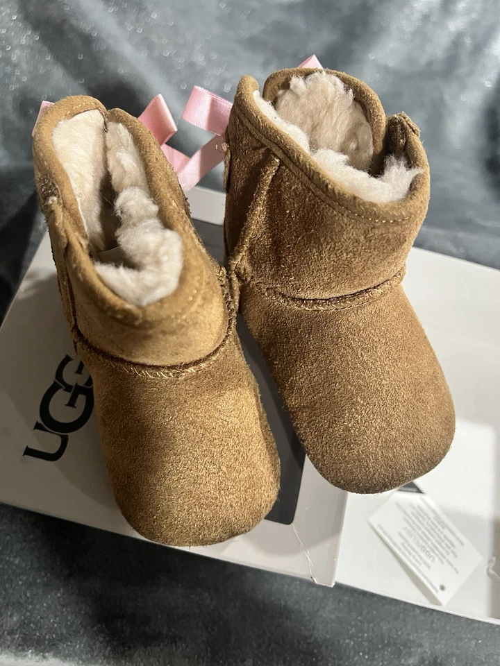 Botas UGG Infants Jesse Bow II Castaño y Rosa Botines 6-12 Meses Talla 2/3 Usadas en Excelente Condición Foto 1 de 3