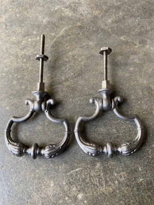 2 ANCIENNES POIGNEES DE TIROIR EN METAL COULEUR ARGENT - Photo 1/3