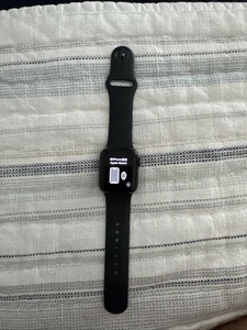Apple Watch Series 6 40mm Space Gray Aluminum Case with Black Sport Band -... - Photo 1 sur 4