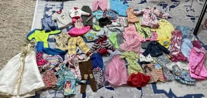 Riesiges Konvolut Barbie Kleidung Vintage Y2K Mix and Match Puppen Outfits Verkleiden - Bild 1 von 19