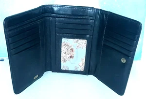 Marca Hobo ~ Portafoglio Tri Fold in pelle nera ~ Snap/Zip ~ 5,5" x 3,75" ~Molto bello - Foto 1 di 15