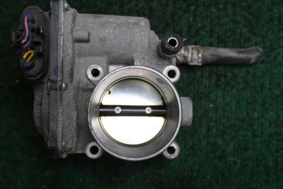 Корпус дроссельной заслонки 2010 TOYOTA PRIUS 1,8 л от оригинального производителя 2203037060 - Изображение 1 из 4