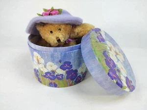 Vintage AVON Plüsch Teddybär mit lila Hut in einer 4,5 Zoll floralen runden Box - Bild 1 von 6