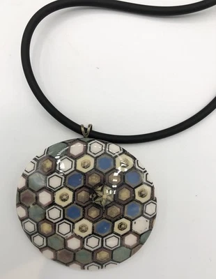 Ciondolo ceramica fatto a mano Allison Wiffen in scatola Leeds Art Gallery piastrelle ispirato - Immagine 1 di 4