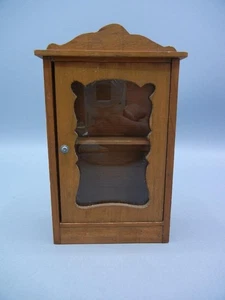 Antigua casa de muñecas miniatura alemana Schneegas puerta de vidrio armario de madera - Imagen 1 de 10