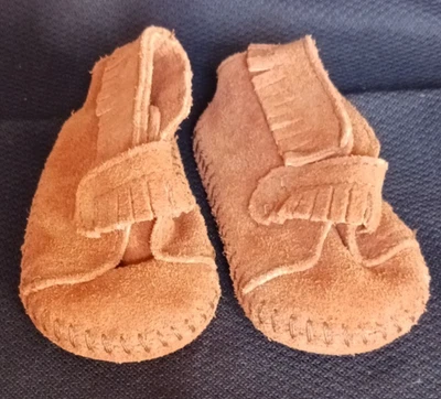 Mocasines Minnetonka Unisex Niño Marrón Gamuza Cuero Borla Gancho y Lazo Talla 4 Foto 1 de 4