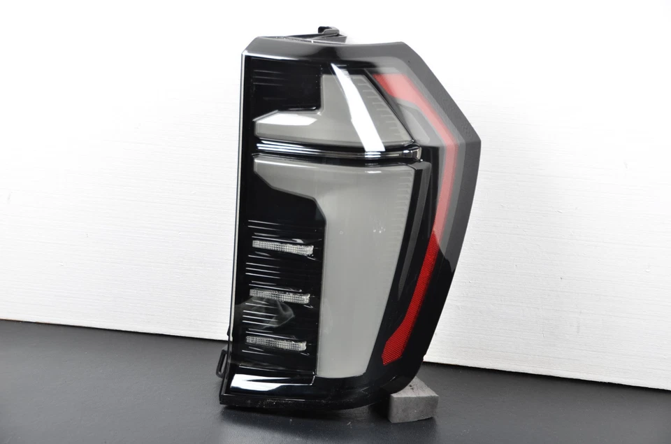 Черный светодиодный задний фонарь для Chevrolet Chevy Suburban Tahoe 2025 года от оригинального производителя для правостороннего пассажира - Изображение 1 из 4