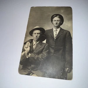 Postal RPPC 1908 2 hombres tomados de la mano - Imagen 1 de 2