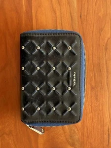 Cartera plegable Diesel para hombre con tachuelas patrón de diamantes buen estado compacta de lujo - Imagen 1 de 4