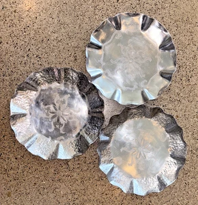 Platos de aluminio perforados a mano de 11" de colección, 1 liso, 2 martillados - Imagen 1 de 5