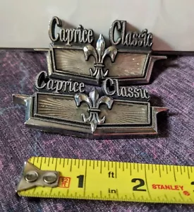 LOTE DE 2 EMBLEMAS COCHE CHEVY CAPRICE CLÁSICO ORIGINAL 1974 75 OLD SCHOOL - Imagen 1 de 12
