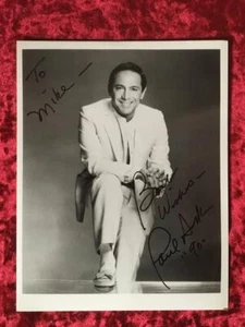 Paul Anka signiert / signiert ZERTIFIZIERT 10x8"b/w Foto, gewidmet Mike + COA - Bild 1 von 1