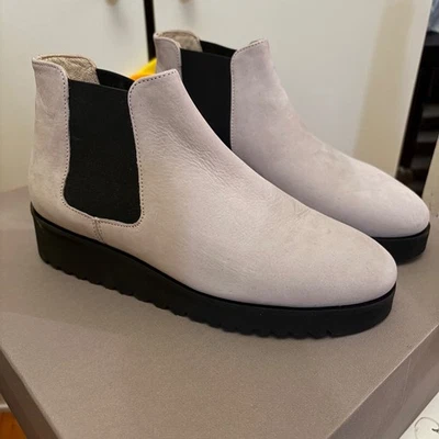 NUEVAS Botas Chelsea Amalfi by Rangoni Para Mujer Enrico Gris Talla 4.5M (se ajustan a la talla 4 M) Foto 1 de 4