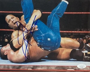 THE ROCK DWAYNE JOHNSON SIGNED 8X10 PHOTO JSA LOA AUTHENTICATION YY02546 - Picture 1 of 3